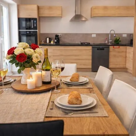 Loge Au Ptitbonheur Piscine Et Jacuzzi Selon Logement Апартаменты