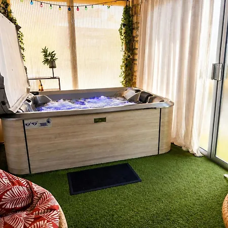 Loge Au Ptitbonheur Piscine Et Jacuzzi Selon